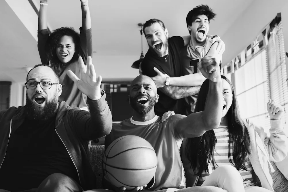 Photo d'un groupe d'amis en noir et blanc, avec un ballon de basket