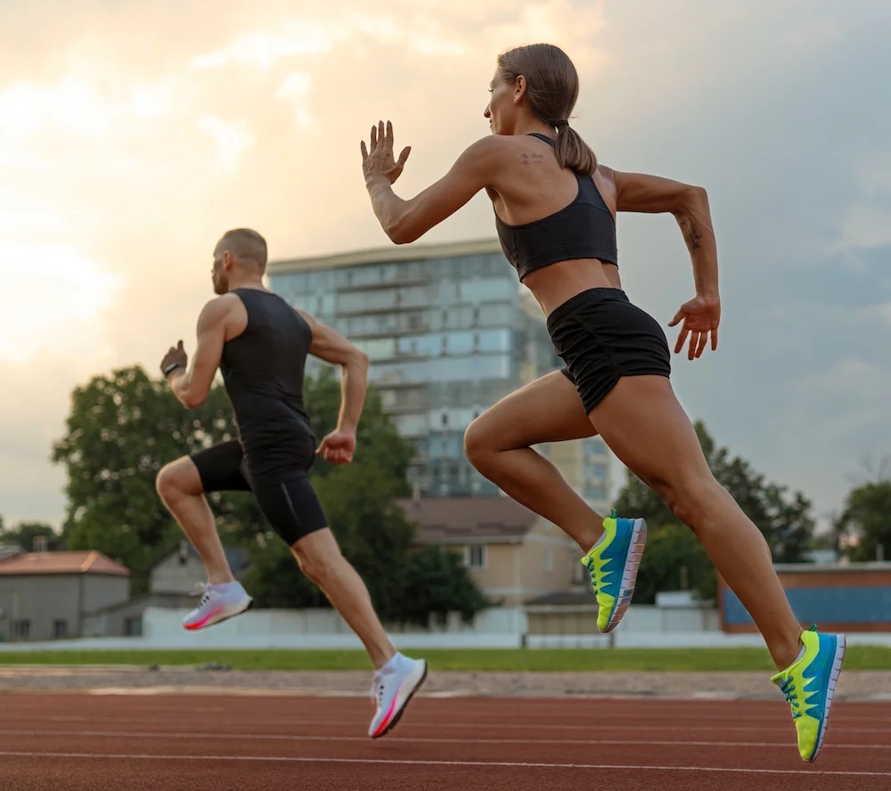 Un homme et une femme font un sprint