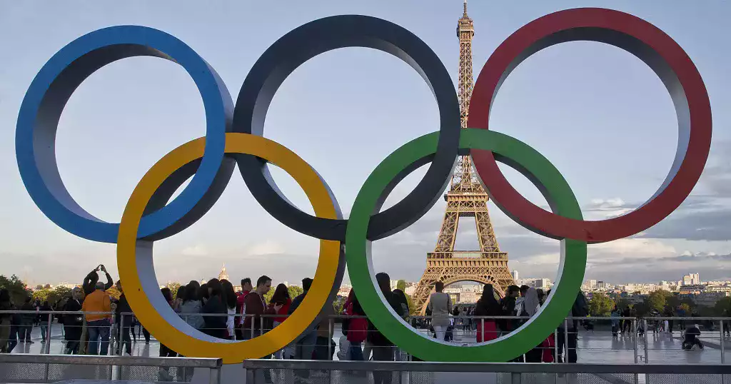 Les anneaux des jeux olympiques devant la Tour Eiffel.